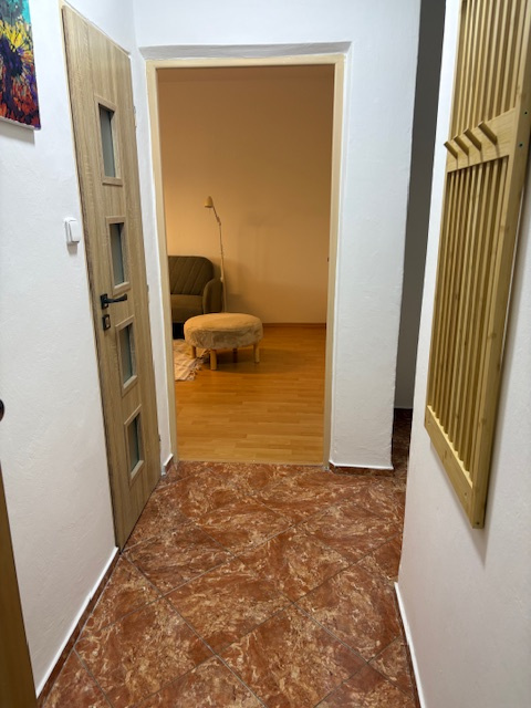 Kompletne zariadený 2-izbový byt Tilgnerova komplet 800,-Eu - 6