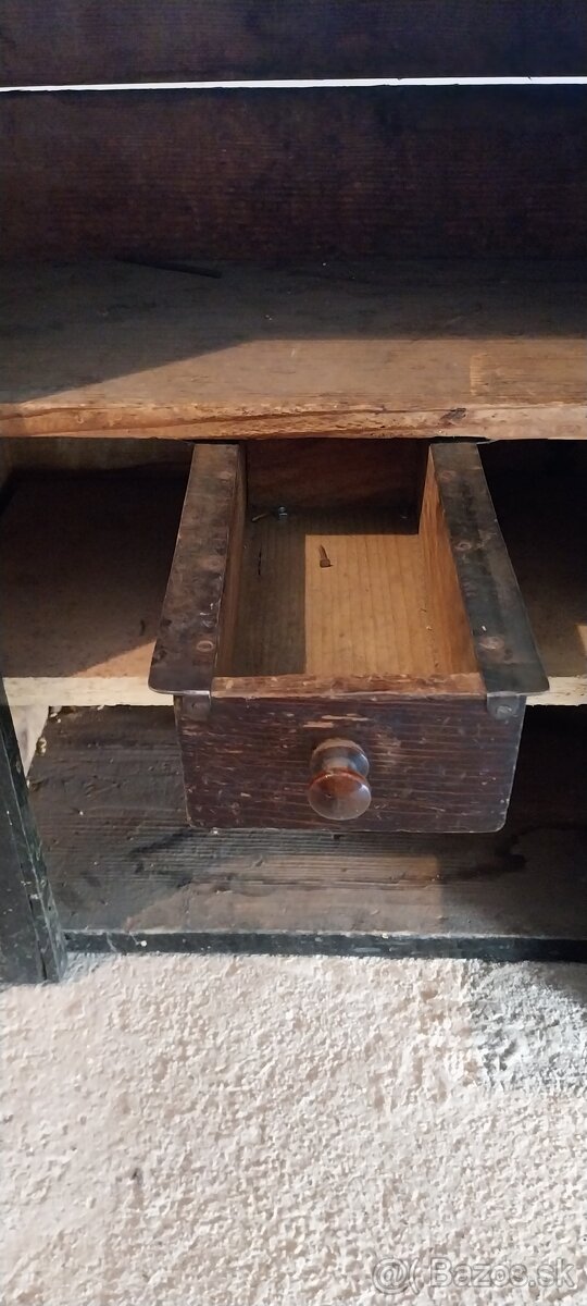 Čierna drevená skriňa - 6