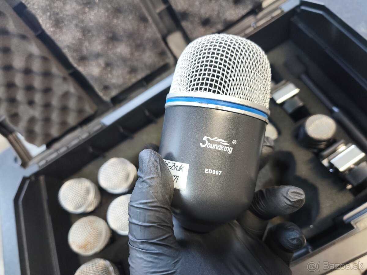 Kufrík s 15 mikrofónmi. - 6