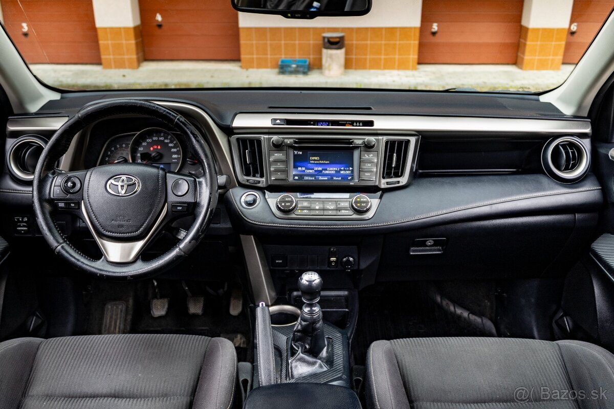 Toyota RAV4 2,2D 110kW 4x4 (nová STK, ťažné, kamera,keyless) - 6