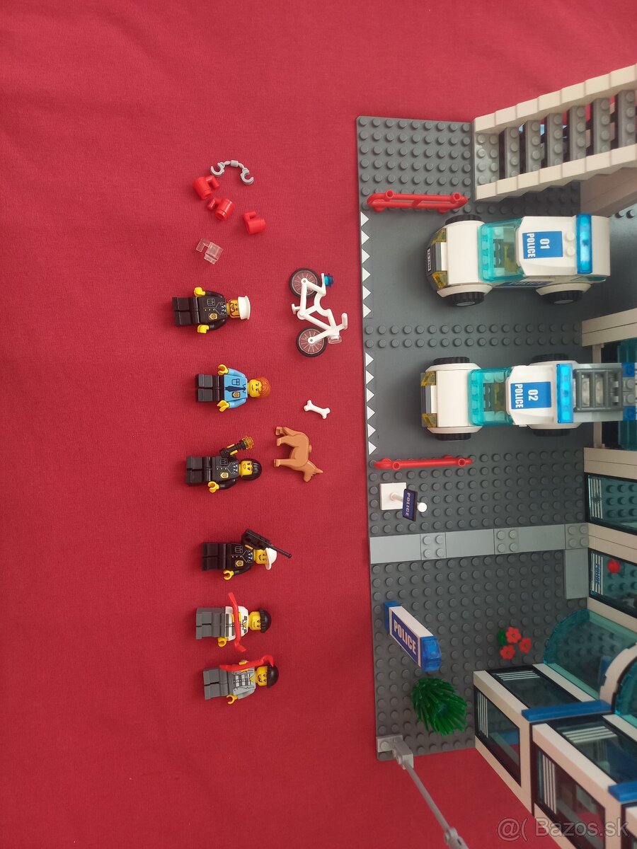 LEGO City 7498 Police station - 6