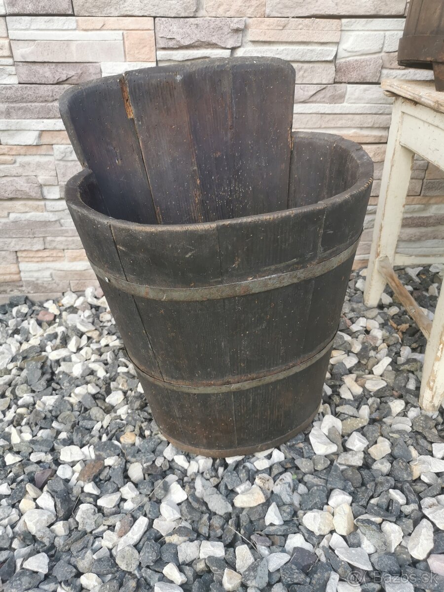 Vyrezávané drevené sudy a drevená noša na hrozno - 6