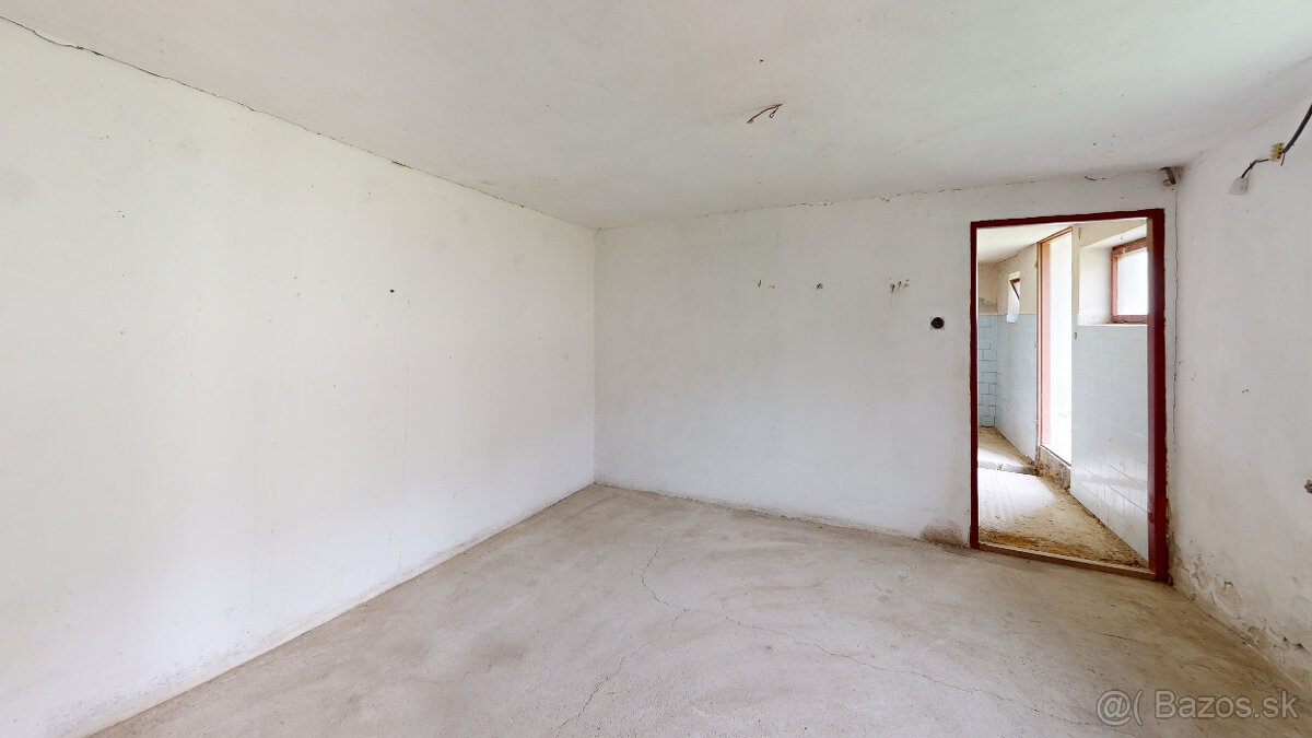Na predaj rodinný dom v obci Považany s rovinatým pozemkom - 6