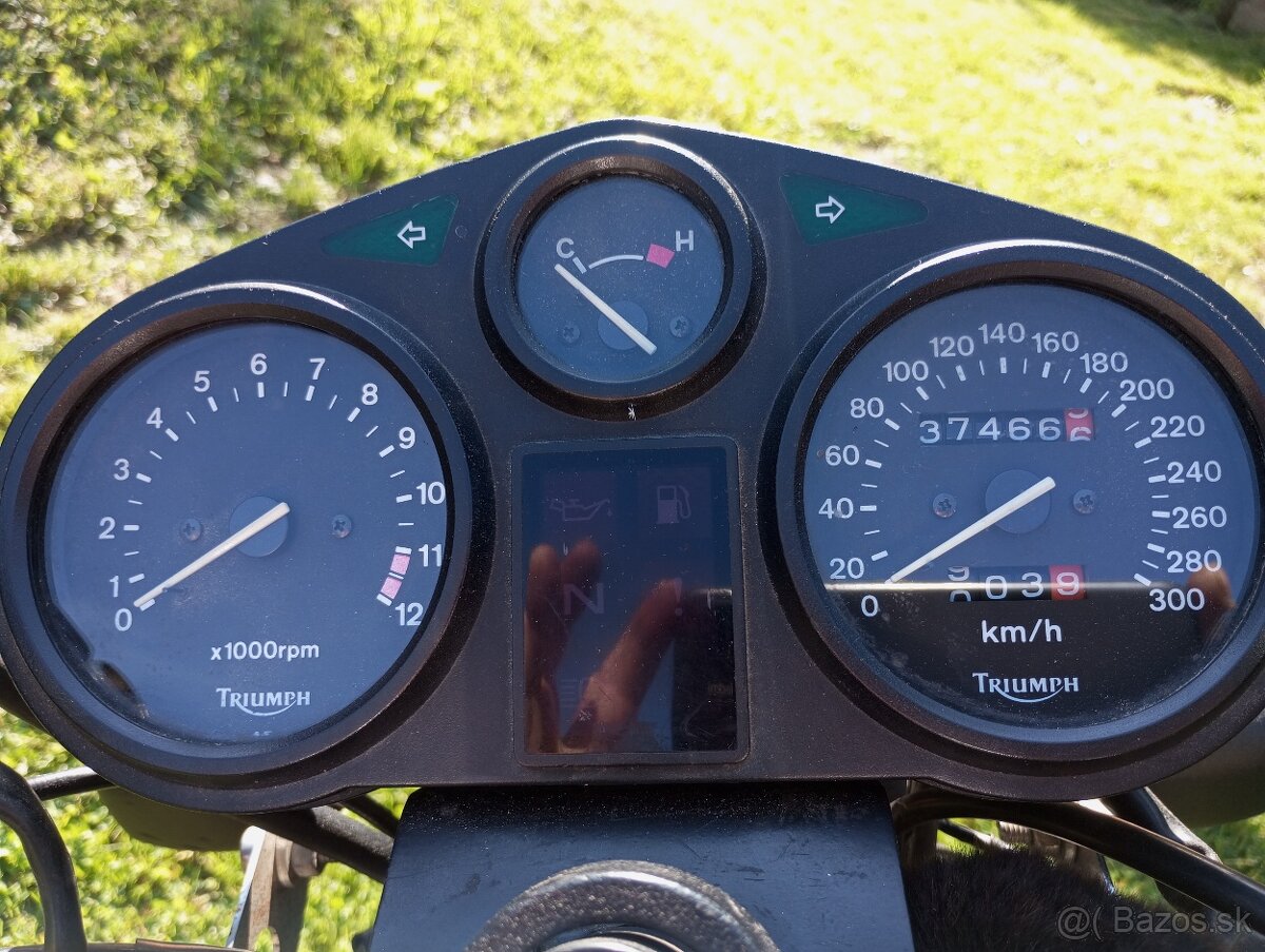 Triumph Trident 750 - 6