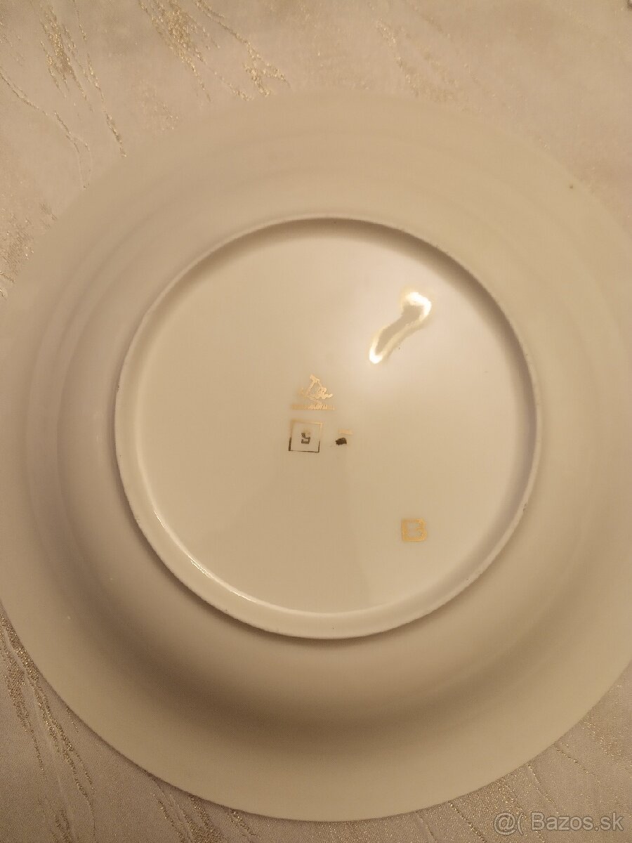 Polievkové misy, servirovaci tanier, čajník, mliečnik. - 6