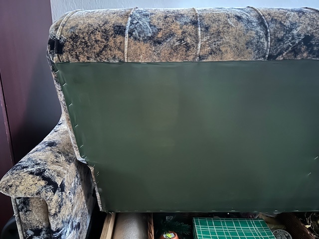 Predám sedačku, 2 kreslá, 3 taburetky - 6