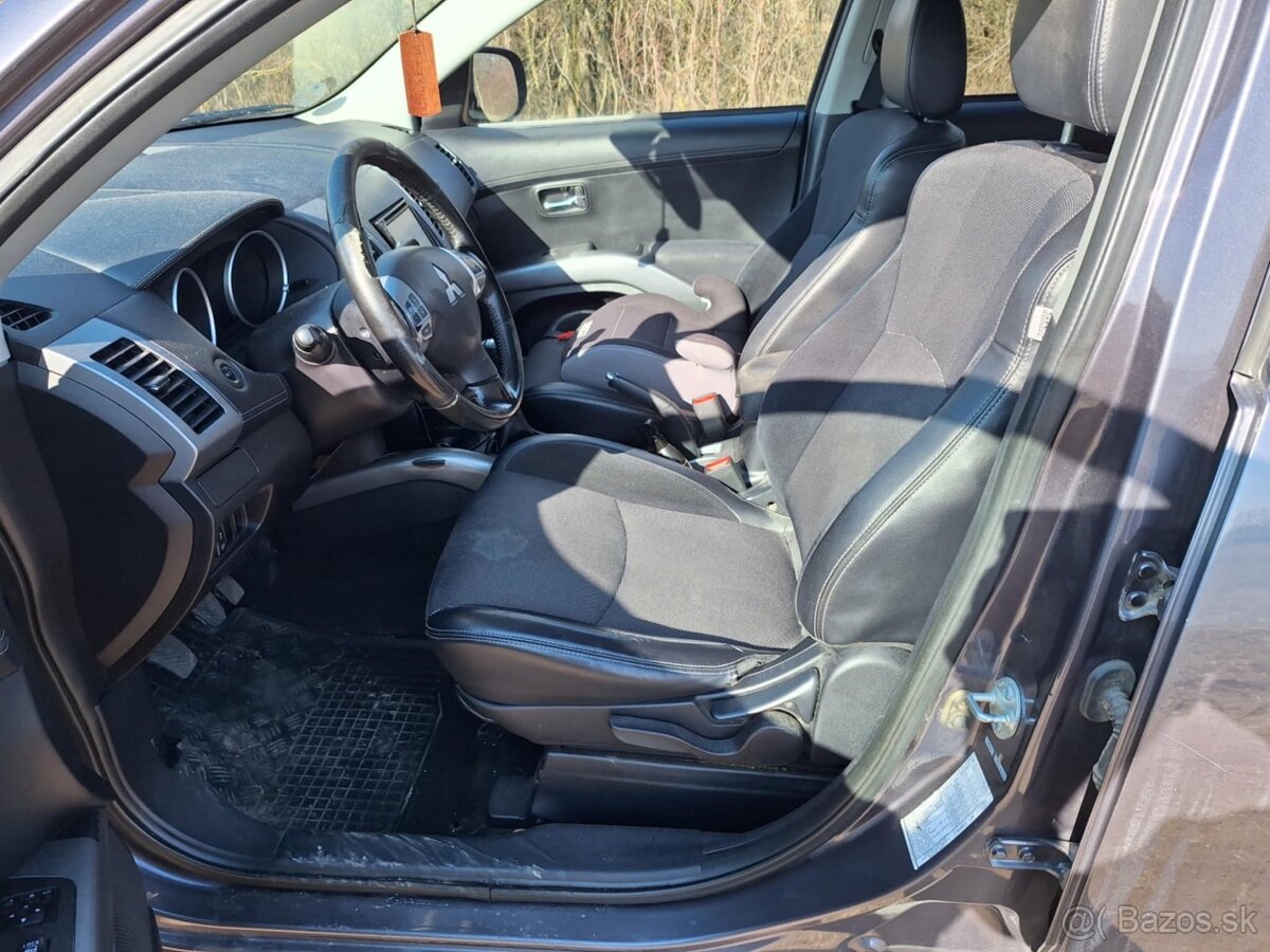 Mitsubishi Outlander SUV - 6
