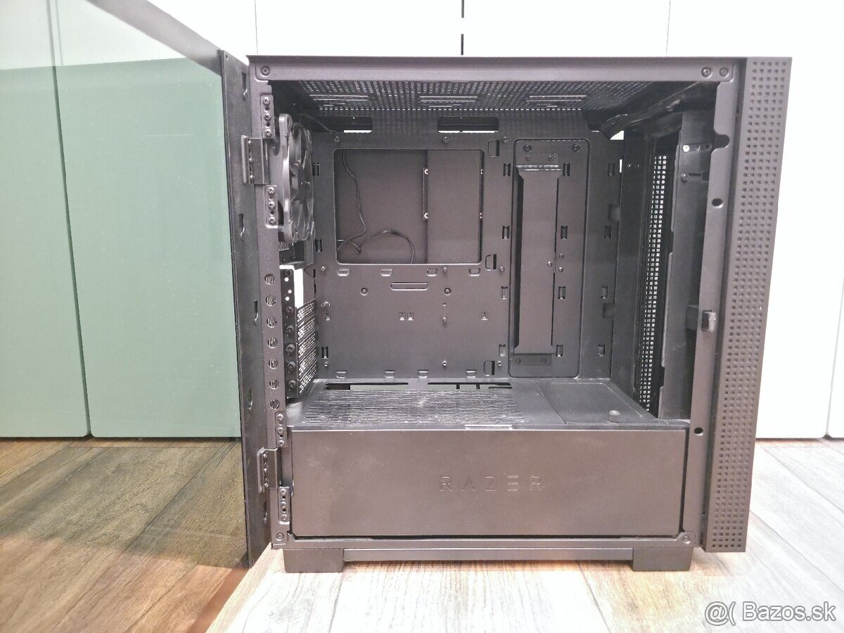 Razer Tomahawk ATX - 6