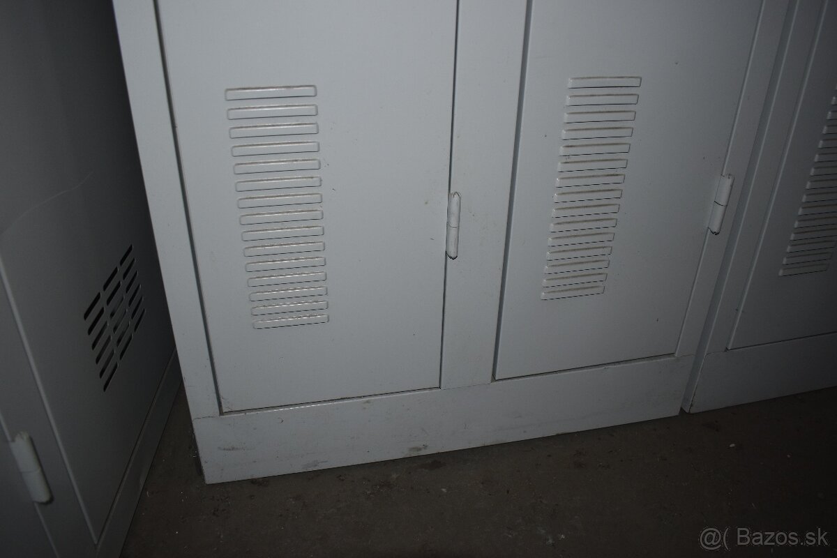 2-dverová šatníková skriňa s dlhými dverami, so strieškou - - 6