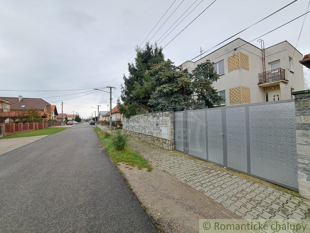 Poschodový dvojgeneračný dom so suterénom a veľkou záhrado - 6