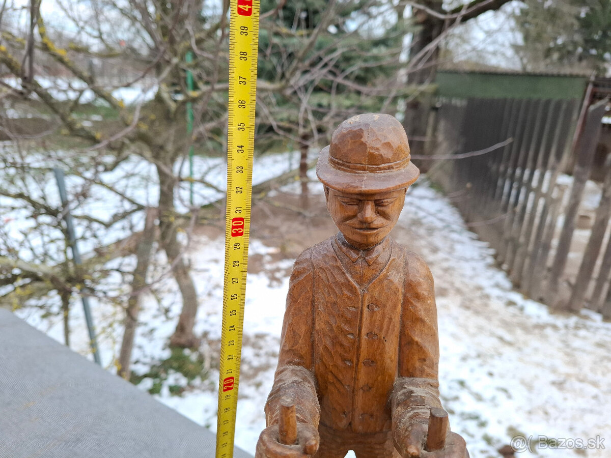 Predám starú drevorezbu ubíjanie mačacích hláv 35 € - 6