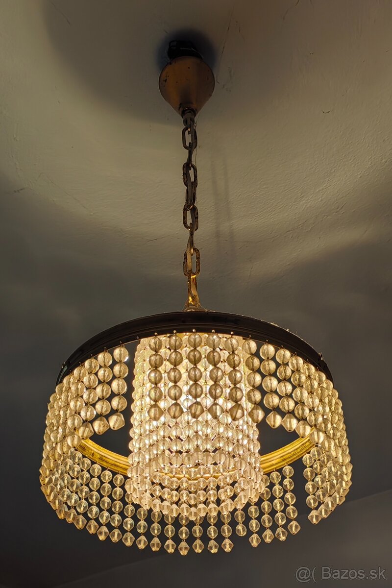 Posteľ, skrinky, stôl, stoličky, nočné stolíky, obrázky. - 6