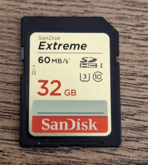 Predám Canon EOS 70D + objektív + filter + batérie + prísl. - 6