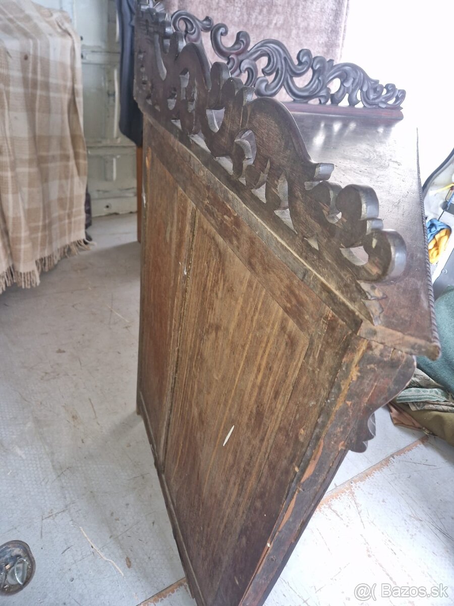 Predám rohovú skrinku s bohatou ručnou rezbou - 6