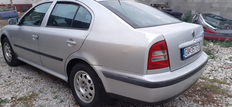 šKODA OCTAVIA COMBI 2 TDI - rozpredám - 6