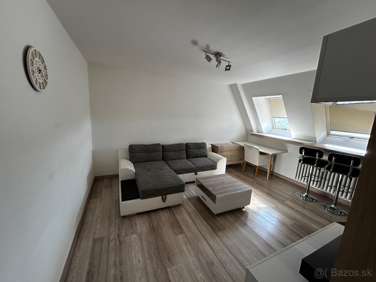 Slnečný podkrovný 2 izb. byt - Žilina, Hájik - 6