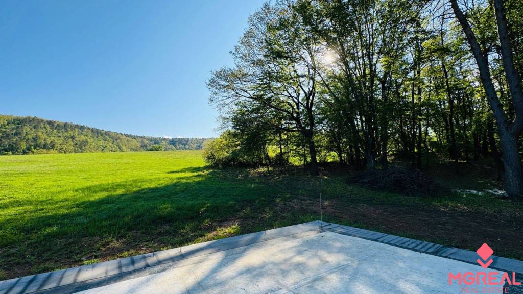 Na predaj výnimočný pozemok 6882 m² priamo v lese so začatou - 6