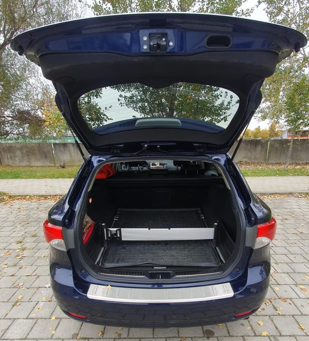 Toyota Avensis Combi 2012 Automatic - 6