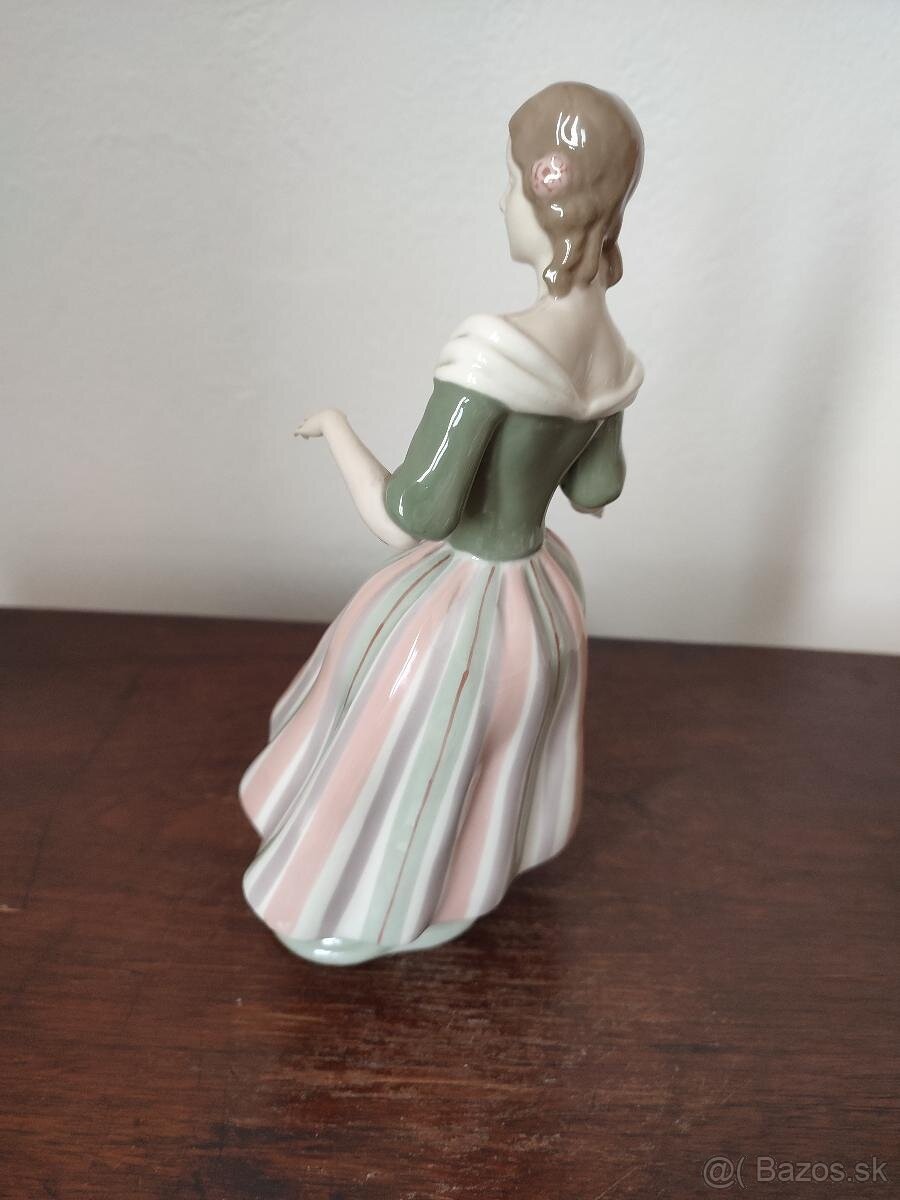 Royal dux žena porcelánová soška - 6