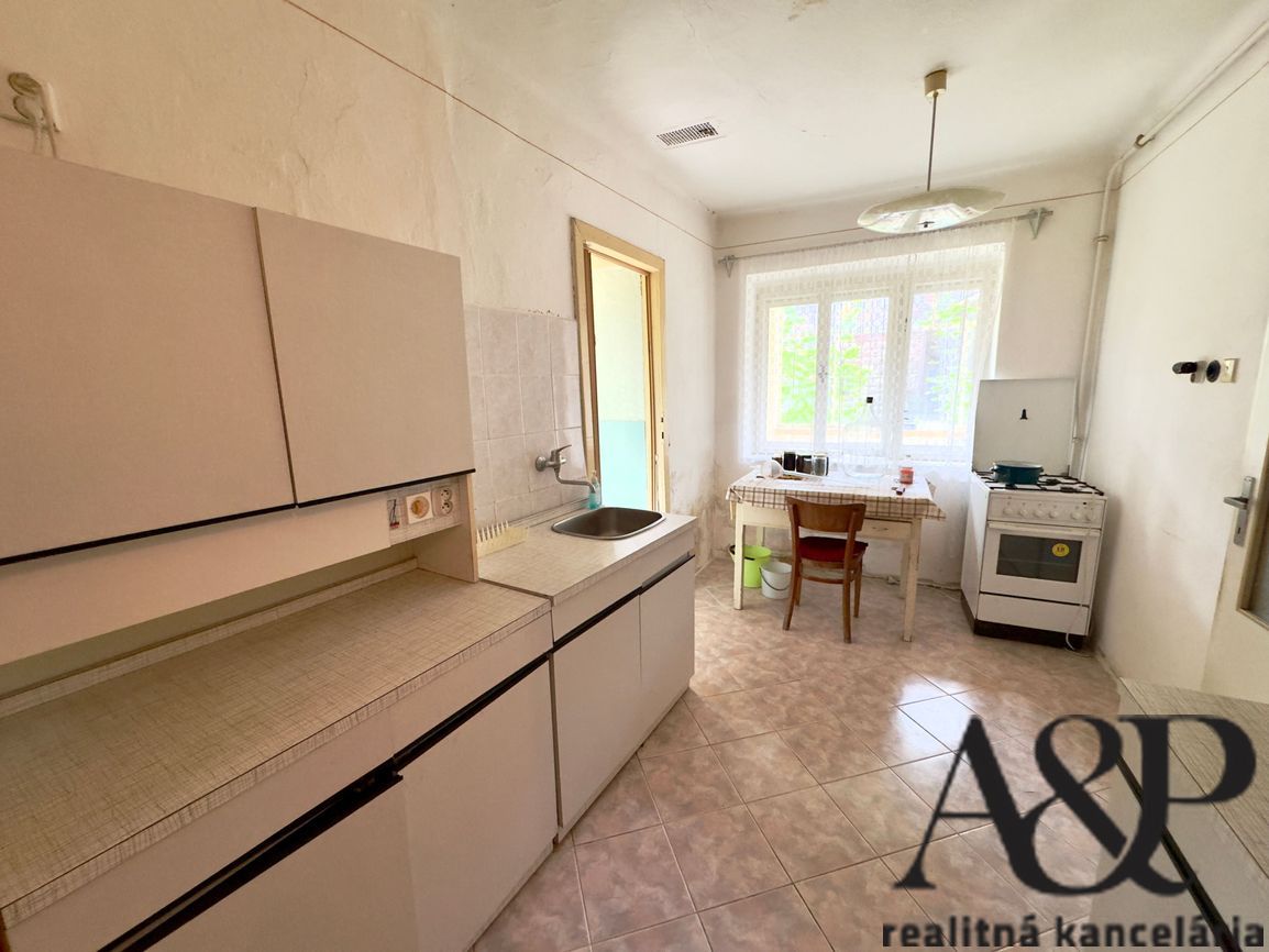 NA PREDAJ 4 IZB. RODINNÝ DOM, POZEMOK 1166M2, KOVÁLOVEC, okr - 6