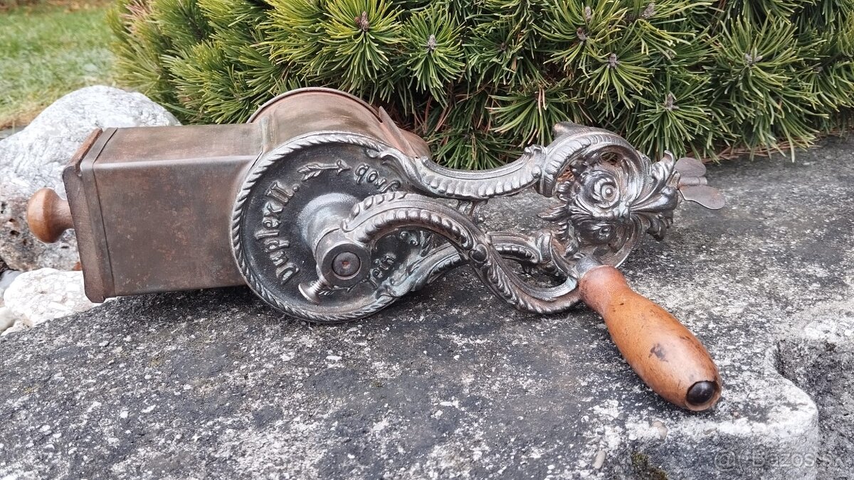 Velmi starý (cca 110-115let) krásný zdobený mlyncek na strou - 6