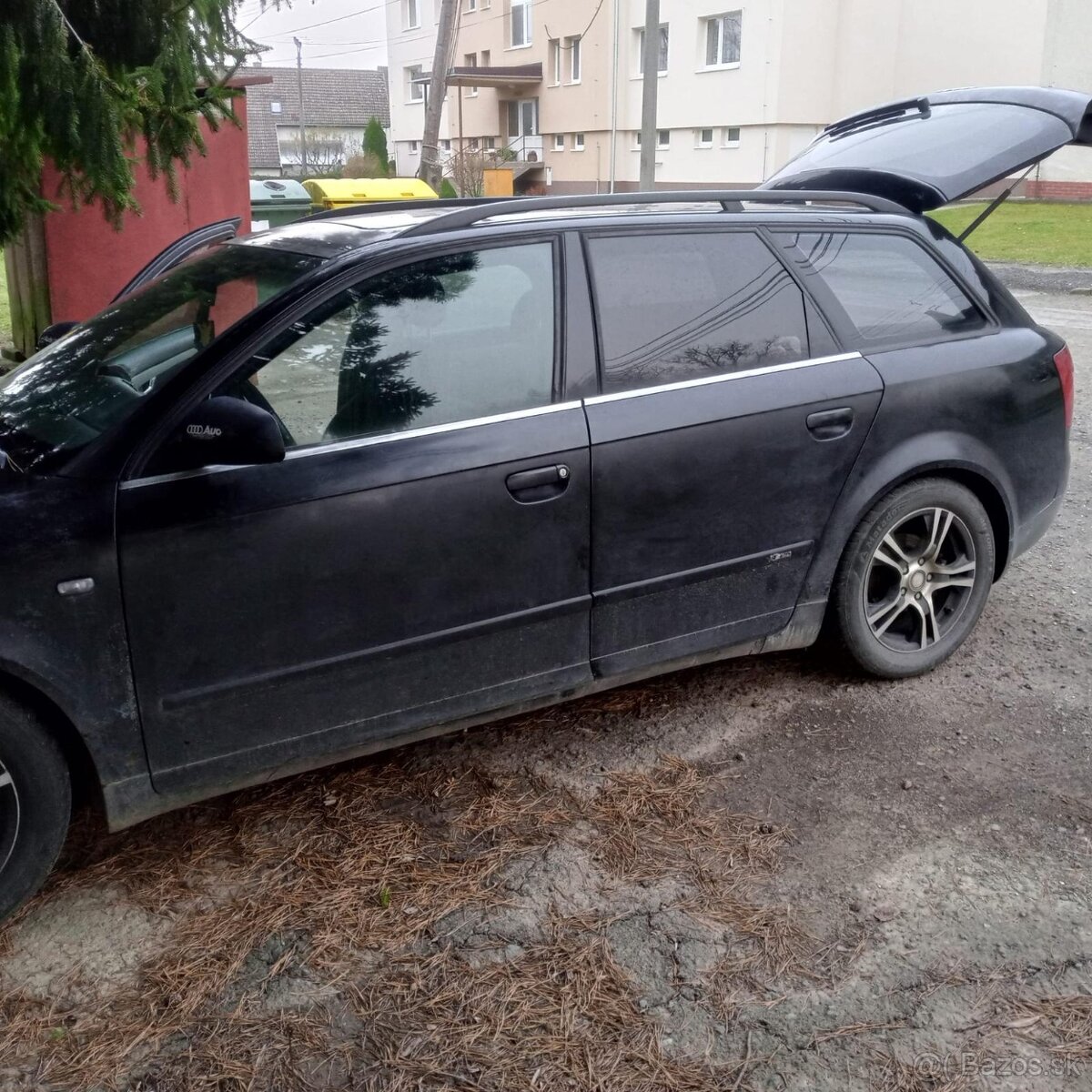 Predám nepojazdné Audi a4 b6 combi čierna farba - 6