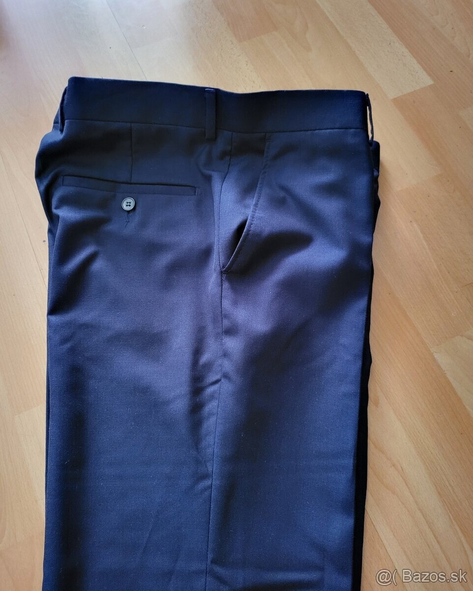 TMAVOMODRÝ OBLEK - 6