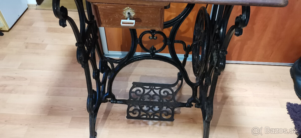 Starožitný šijací stroj značky PFaFF - 6