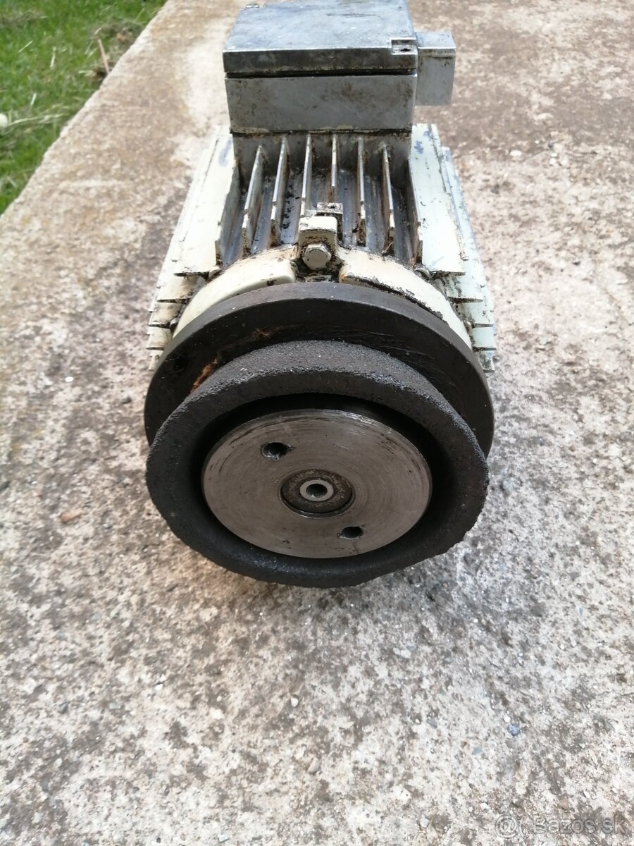 Elektromotor MEZ Mohelnice 2,2kw 2865 ot /min 400V - 6