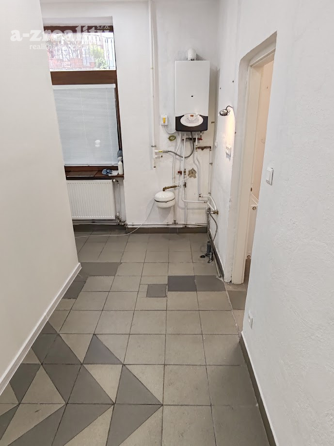 Komerčný priestor v centre Komárna na prenájom - 6