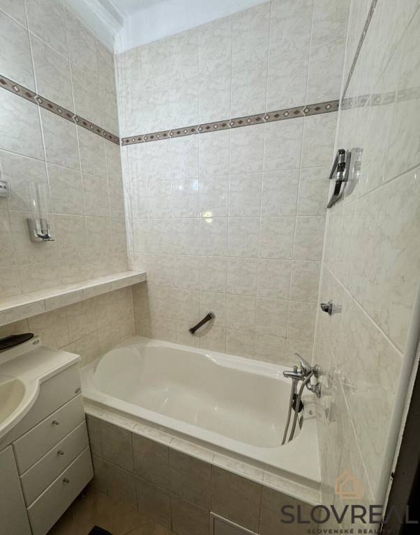 SLOVREAL - Predaj 4 izbového bytu v Banskej Štiavnici - 6