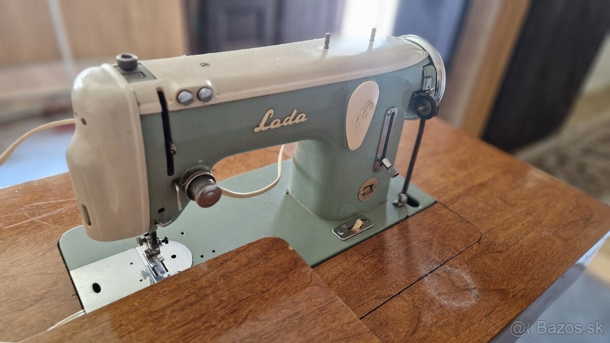 Šijací stroj zn. LADA - 6