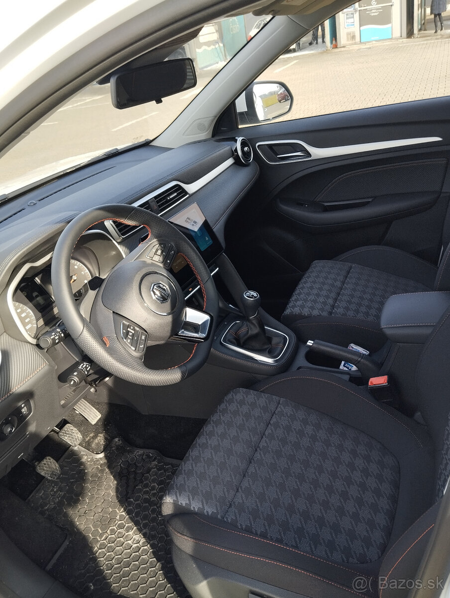 MG ZS ESSENTIAL PLUS 1.5 DVVT 5MT - 6