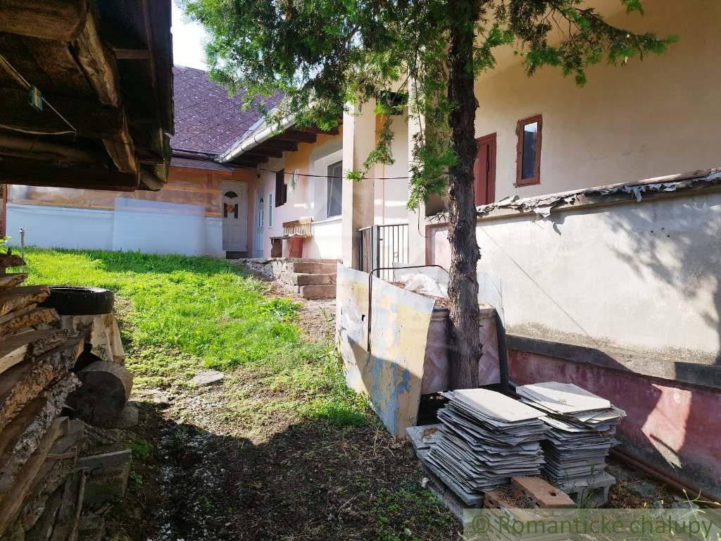 Z časti rekonštruovaný gazdovský dom v obci Hrušov - 6