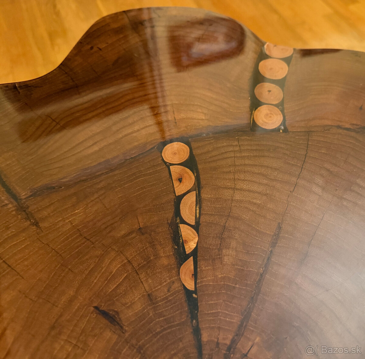 Predám epoxidový konferenčný stôl z brestového dreva - 6