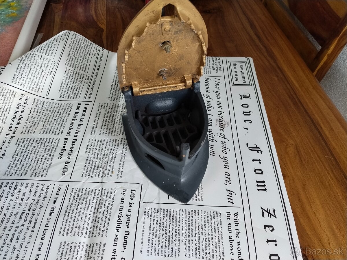 Žehlička na uhlí, starožitnost je tzv. uhelka - 6