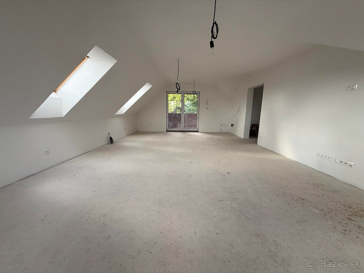 Na predaj 3-izbový podkrovný byt s loggiou v historickom cen - 6