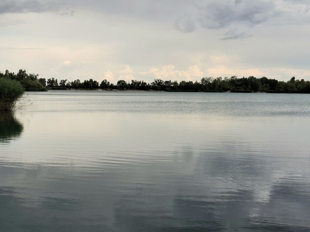 Pozemok 250m2, nízke náklady, elektrina, voda, 50m od jazera - 6