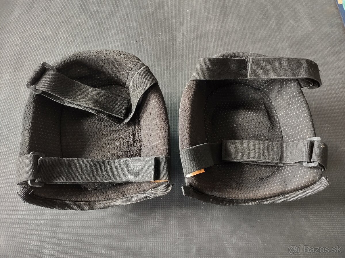 {33} Chrániče kolien - 6