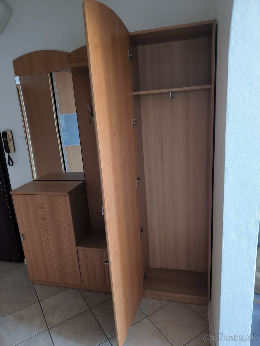 Dve skrine do chodby, vstavaná skriňa. - 6