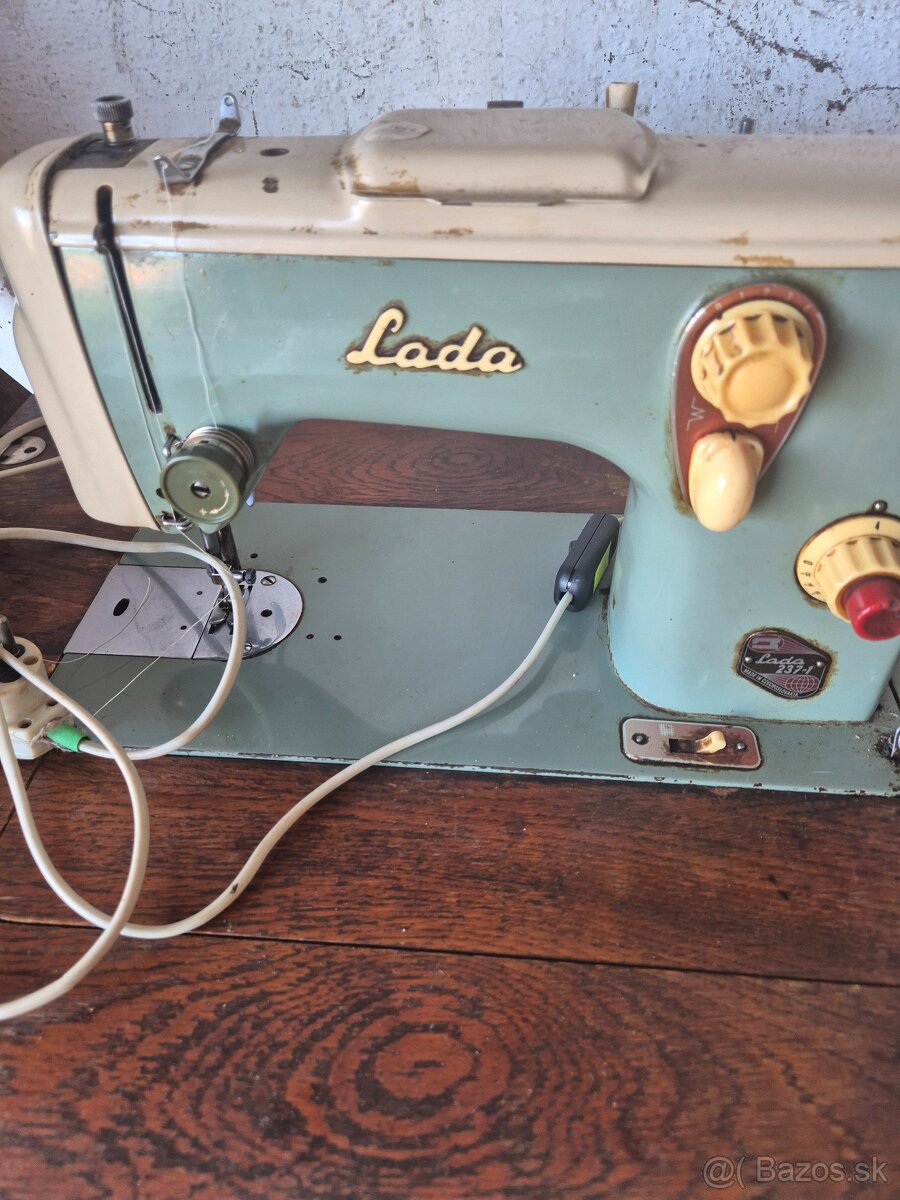 Predám starožitný šijací stroj Lada - 6