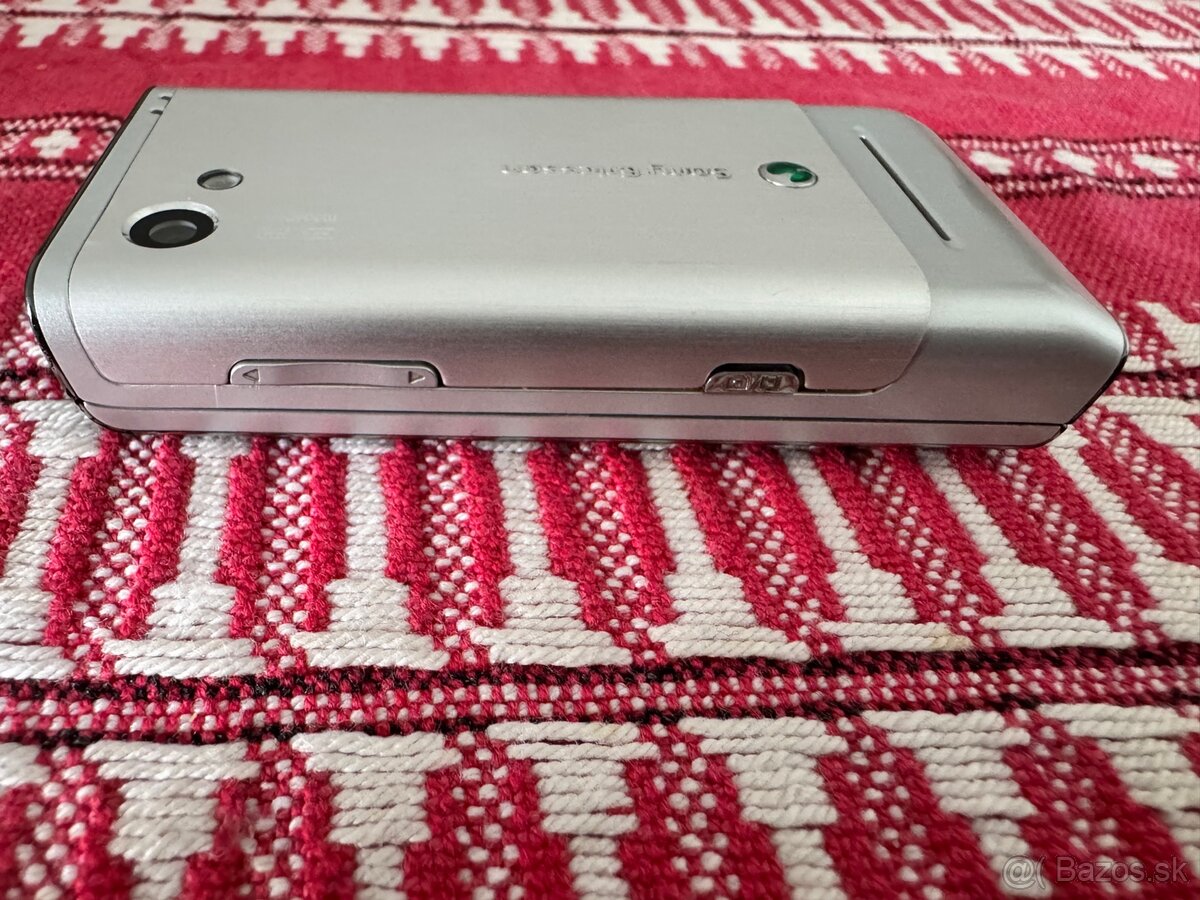 Sony Ericsson T715 - 6