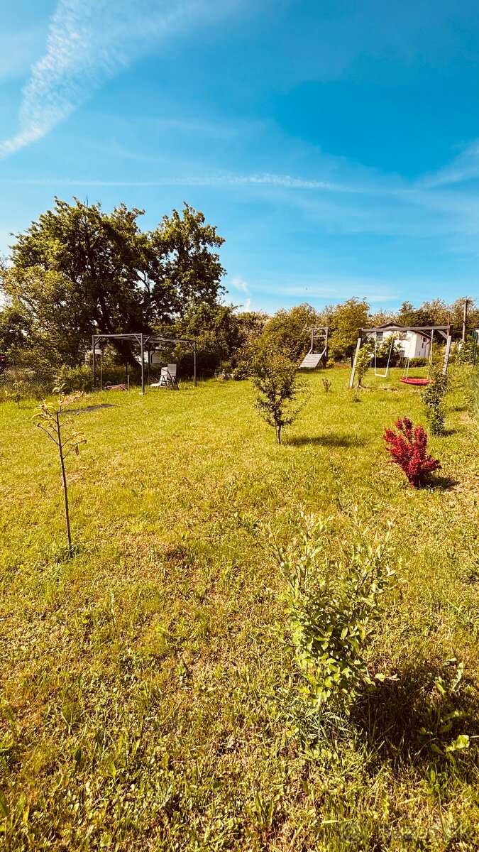 Ladice - Krásny stavebný pozemok 863 m2 s chatkou - 6