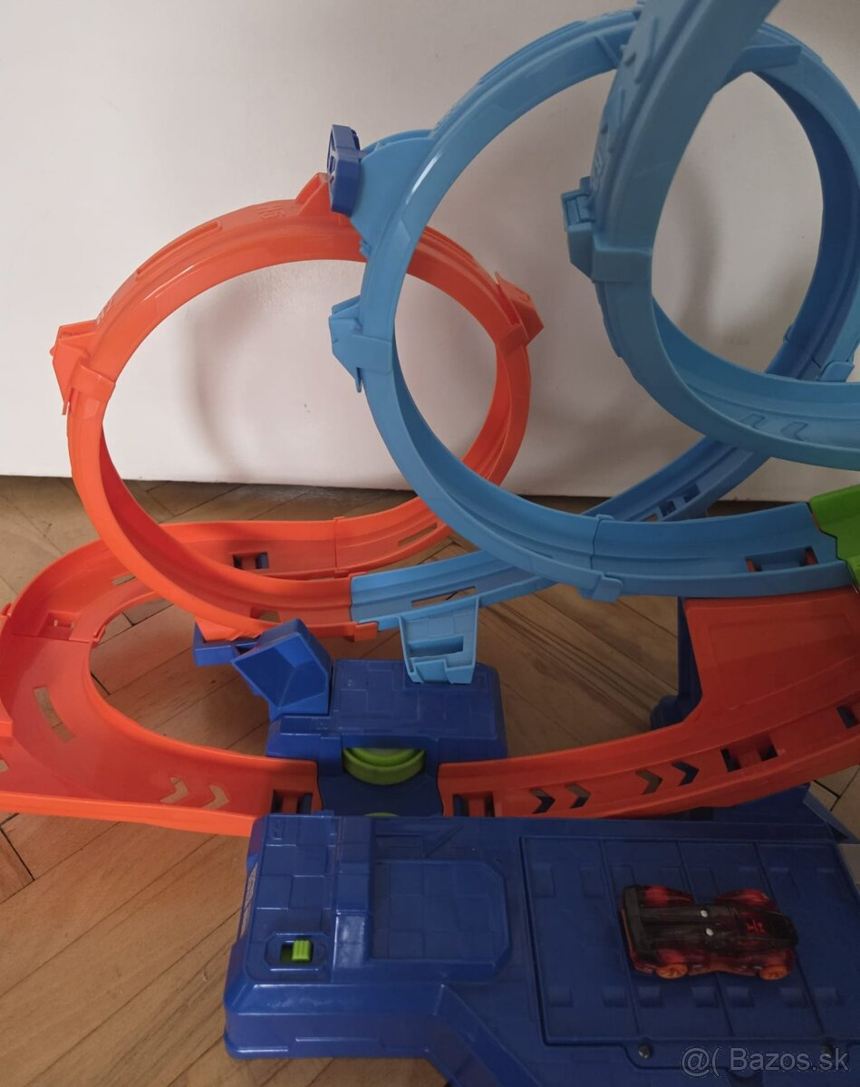 Autodráha Hot Wheels štyrmi slučkami - 6