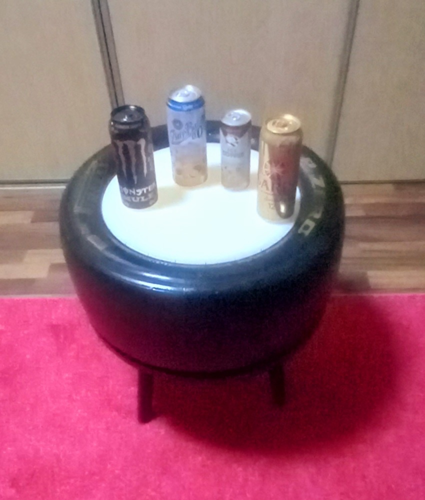 Stôl z pneumatiky formule 3000 - 6