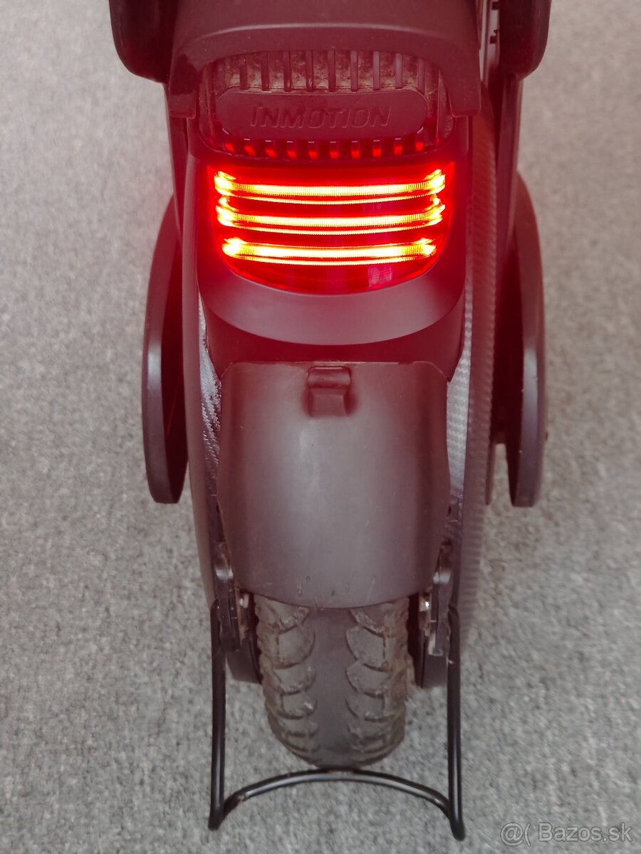 Predám jednokolku INMOTION V11 (6395 km), výborný stav - 6