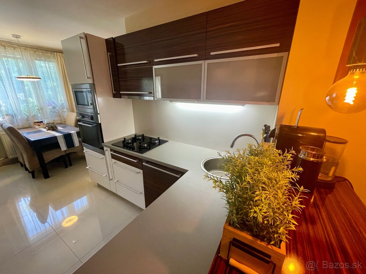 Zariadený 3 izbový byt v Komárne - 6