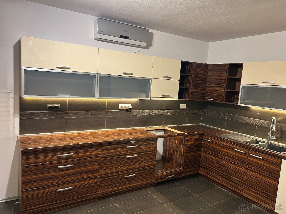 Predam kuchynsku linku s umyvackou a digestorom - 6