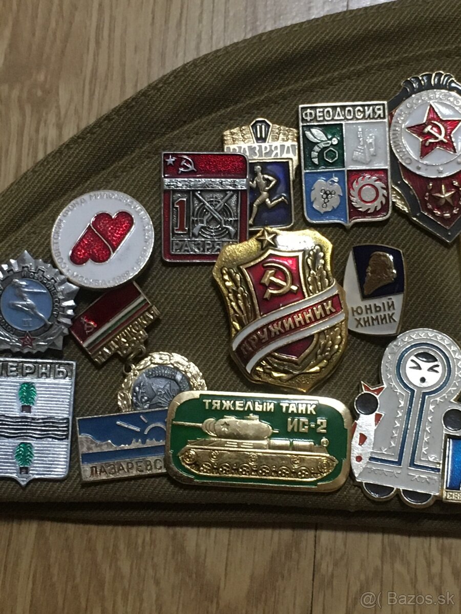 Sovietska lodička s vojenskými nášivkami a odznakmi - 6