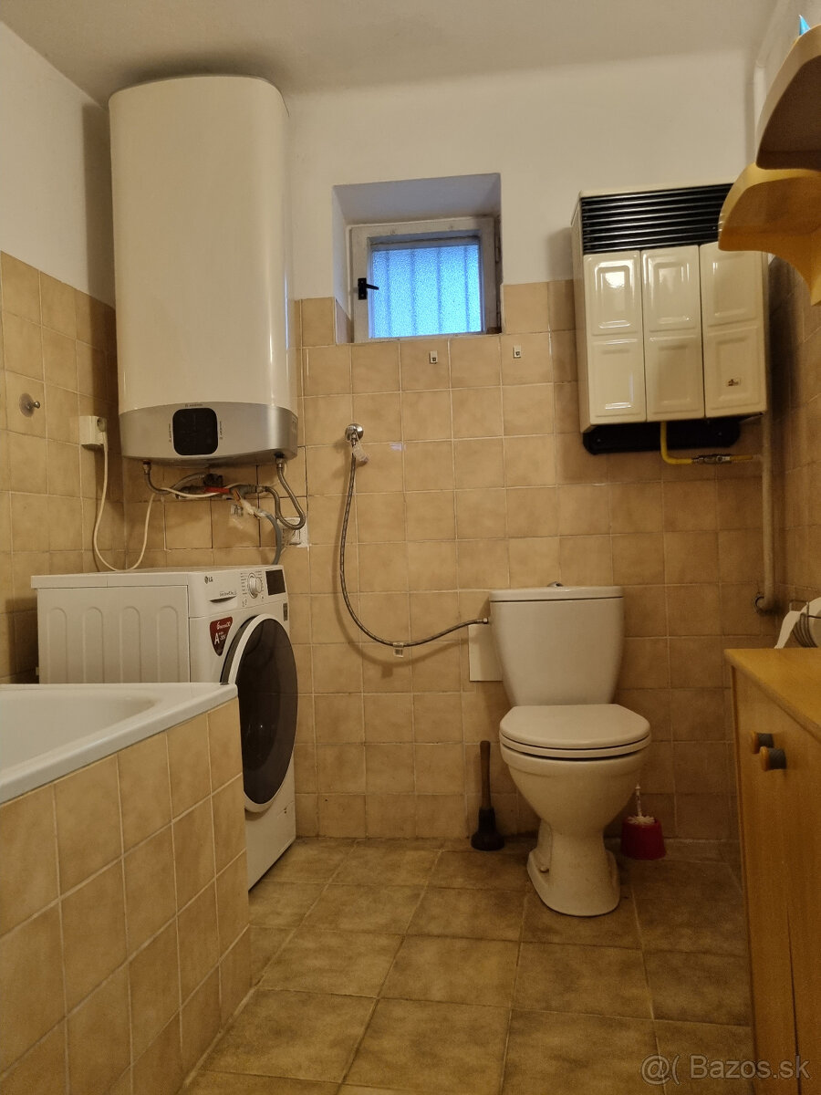 RODINNÝ a HOSŤOVSKÝ DOM,STODOLA a POZEMOK 2924m2 HRÁDOK NMNV - 6